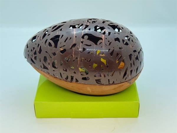 Open Paasei gevuld met paaseitjes